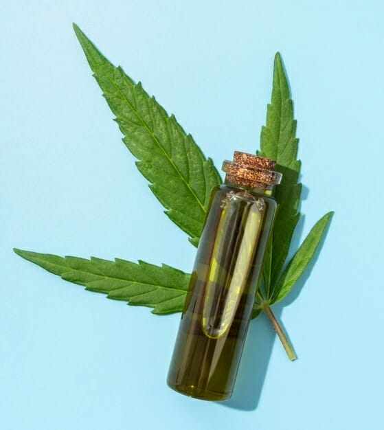 bouteille sur une fleur de cannabis